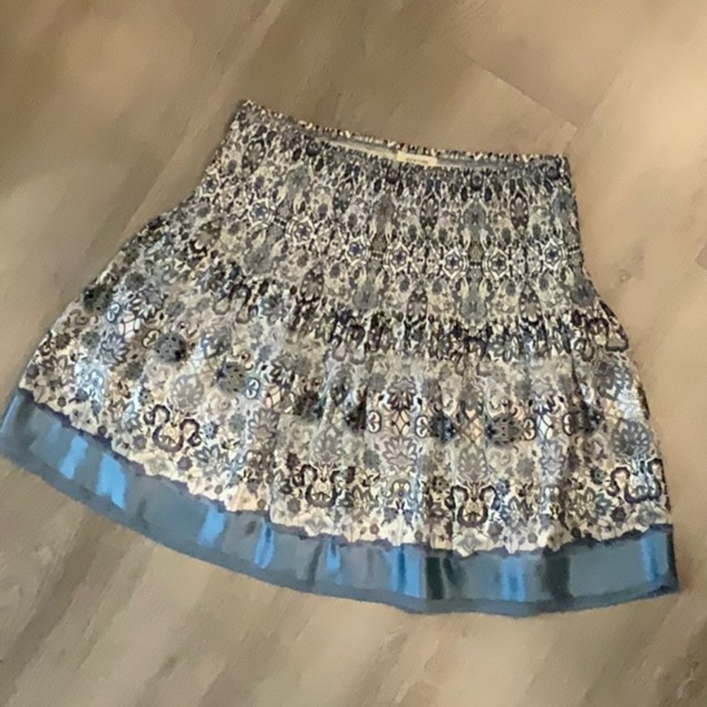 Max Studio size medium pretty blue flowered skirt